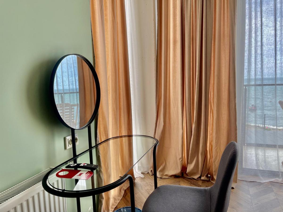 Claude Monet Seaside Hotel Григолети Екстериор снимка